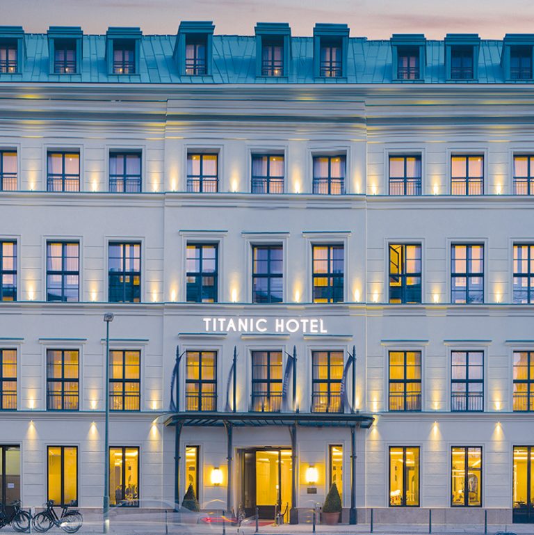 Aussenleuchtwerbung F r Titanic Hotel Berlin Sis Sign Information 